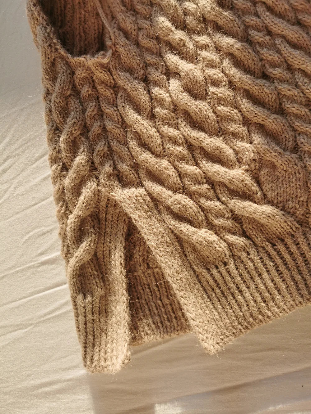 Strickpaket Cozycablesweater von Ann-Kathrin Stoll aus Baby Lamm Alpaca von Seehawer